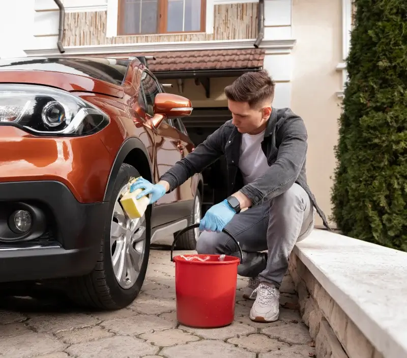 Lavage auto à domicile Saint-Amans-de-Pellagal : professionnel intervenant sur un véhicule